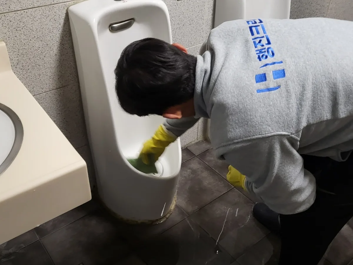 합천군 덕곡면 사무실 샤워부스 장비 주변 정밀 위생청소 사례 - 행진크린